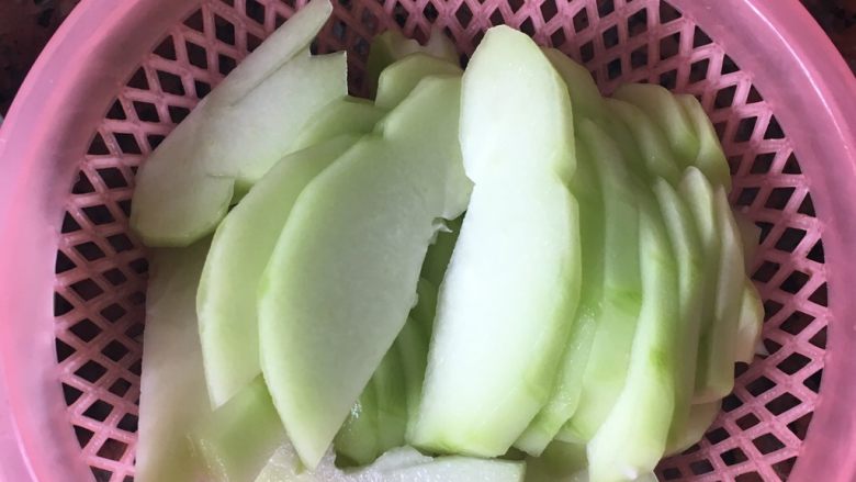 佛手瓜炒猪颈肉,<a style='color:red;display:inline-block;' href='/shicai/ 3451'>佛手瓜</a>去皮,切薄片
