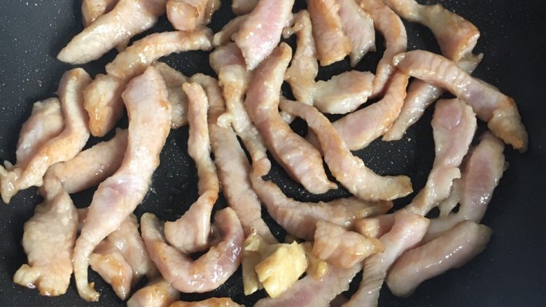 佛手瓜炒猪颈肉,热锅放油,再放入猪颈肉煎至两面金黄,再加入适量清水煮至收汁