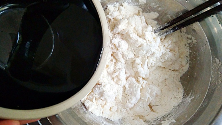 风味炒拉条子,在面粉中加入一点盐(提高面粉筋性),少量多次加入清水,搅拌成雪花状。