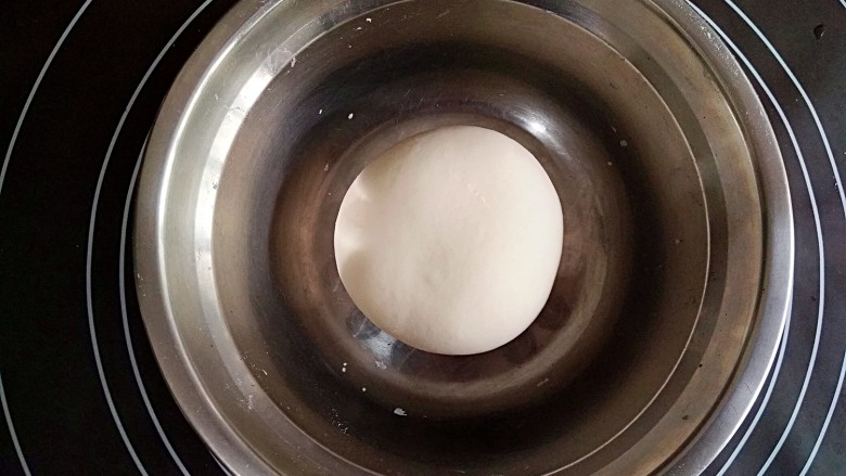 风味炒拉条子,揉成光滑面团,盖保鲜膜醒15-20分钟,再揉再醒,反复两三次。