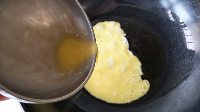 风味炒拉条子,锅中适量油烧至7-8成热,倒入蛋液,开始凝结时关火。