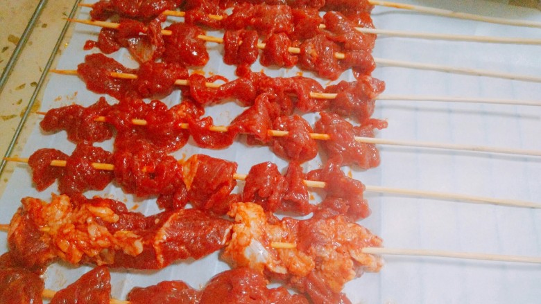烤肉串,当当当,全部串好啦,烤箱190℃预热5分钟,190℃烤15-20分钟