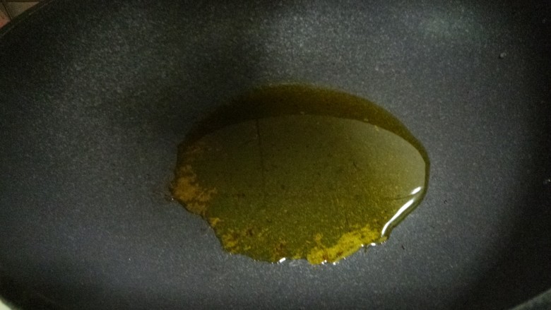 葱爆牛肉,接着锅里热油。