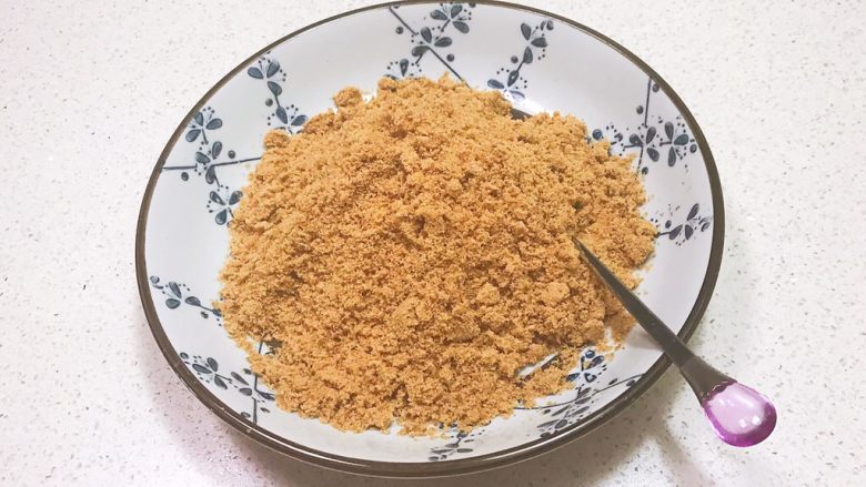 宝宝健康食谱 自制猪肉松,因为是要给小宝宝食用,所以我打得比较细,如果是大孩子食用的话,稍微打一下即可。