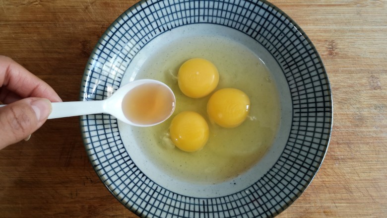 滑蛋虾仁,鸡蛋打入碗中，加入1勺料酒去腥，打散。