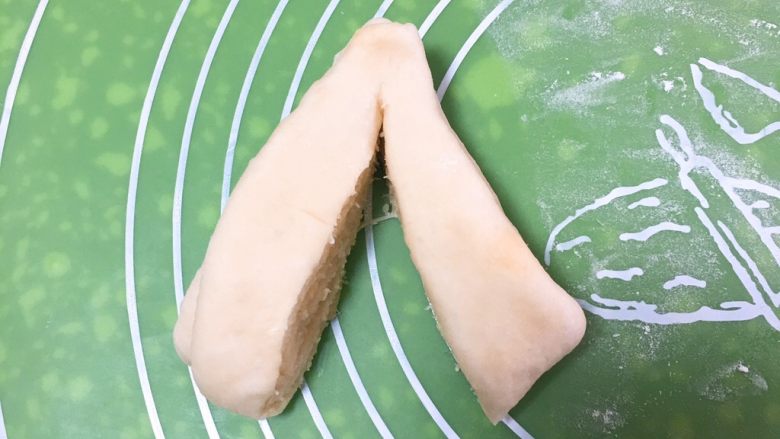 椰蓉心形面包,用锋利的刀子切开,头上不要切断。
