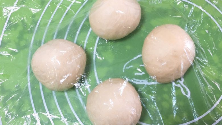 椰蓉心形面包,分成八个剂子,每个剂子68克左右,用四个剂子,其余面团备用。