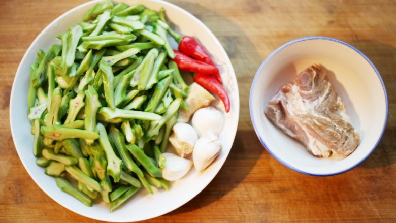 美食丨刀豆炒肉丝 妈妈的味道 家的味道,准备泡好的刀豆和其它食材。