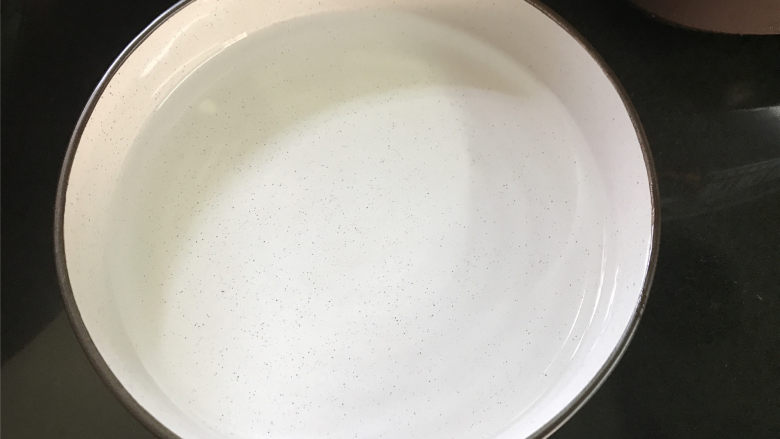 文蛤鸡蛋羹,把焯文蛤的水过滤下,去掉杂质,放入碗中。