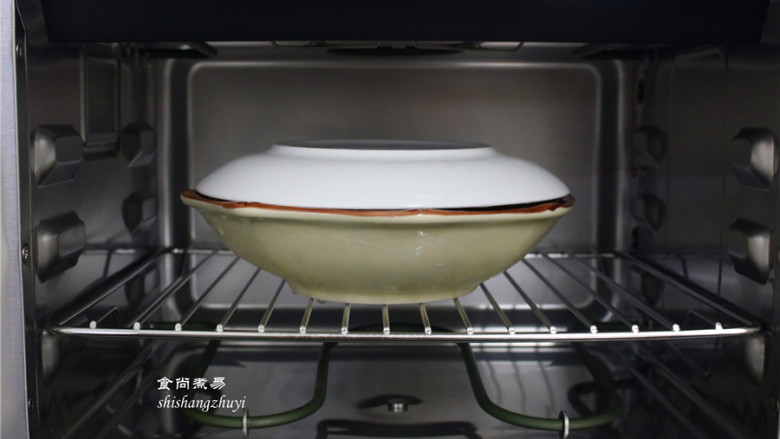 虾仁蒸滑蛋,盘子上面用一个大于盘口的碟子盖住,防止蒸馏水滴入蛋液中,造成蛋羹表面凹凸不平;