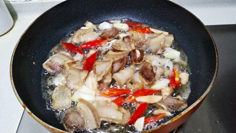 泡椒笋子炒肉片,翻炒半分钟,炒出香味。