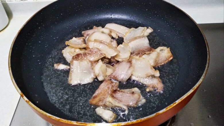 泡椒笋子炒肉片,煸出油,如上图。