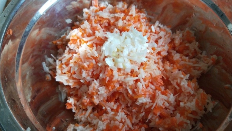 新文美食 鸡蛋土豆饼,加入葱<a style='color:red;display:inline-block;' href='/shicai/ 37'>姜</a>末。