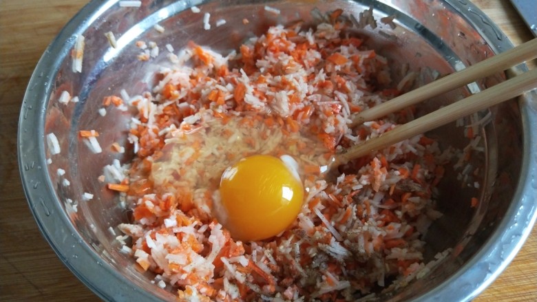 新文美食 鸡蛋土豆饼,加入一个<a style='color:red;display:inline-block;' href='/shicai/ 9'>鸡蛋</a>。