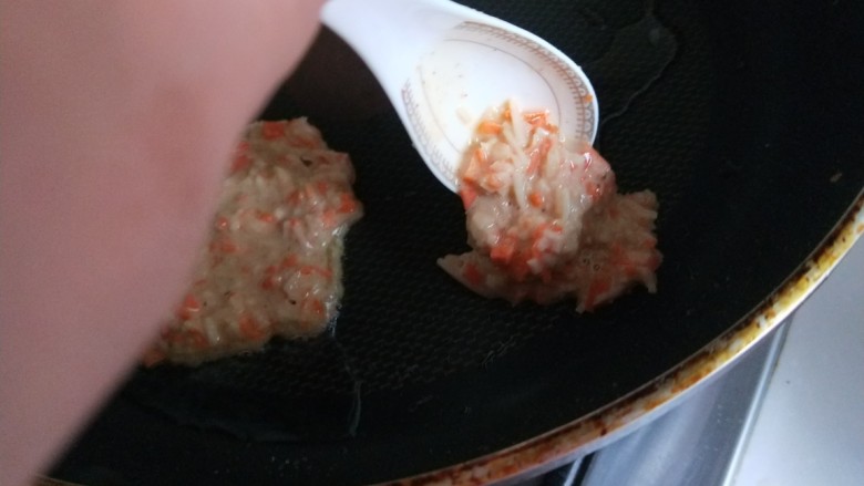 新文美食 鸡蛋土豆饼,平底锅烧热倒入适量油,用汤勺成满倒入锅中。
