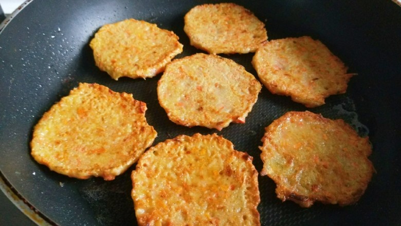 新文美食 鸡蛋土豆饼,不用煎制太干,熟了即可出锅。