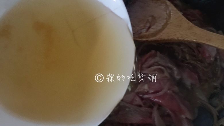 日式肥牛饭,随后在调酱汁的碗里(一举二得,调料刮干净的同时也可以省得再拿一个碗)放入约50g的清水,倒入锅里