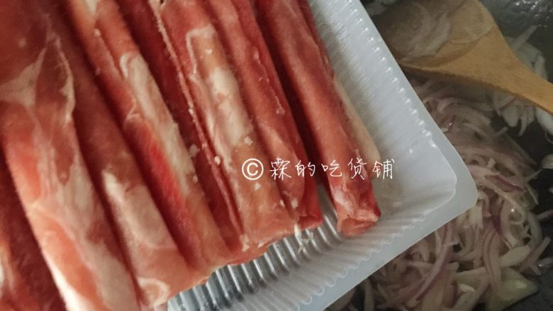 日式肥牛饭,煸炒至有点变色、变软,把<a style='color:red;display:inline-block;' href='/shicai/ 9158'>牛肉片</a>放入