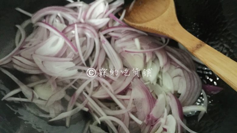 日式肥牛饭,起油锅,先煸炒洋葱