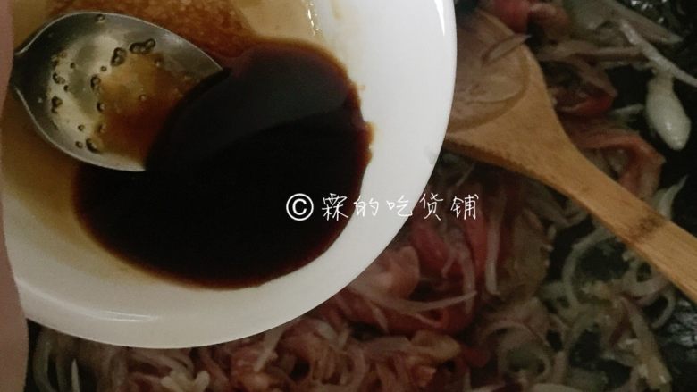 日式肥牛饭,等牛肉片开始有点变色,把刚才调的酱汁倒入