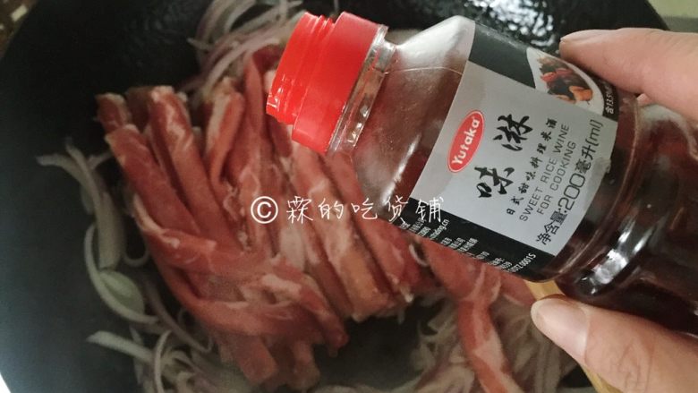 日式肥牛饭,倒上味淋,翻炒片刻