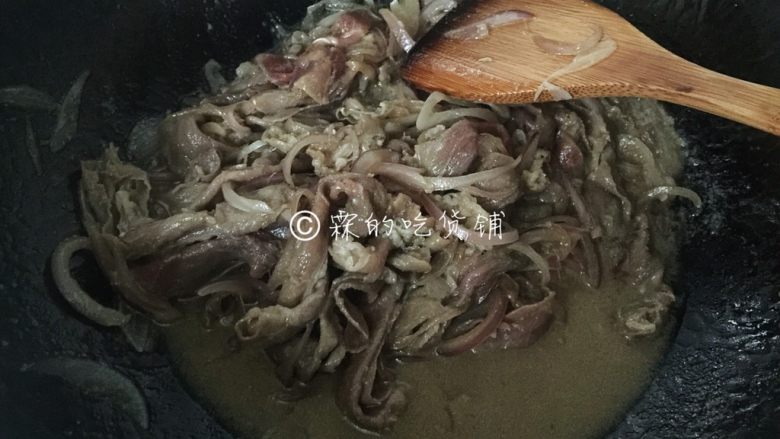 日式肥牛饭,这个菜完成时必须是要有酱汁的,清水倒入后,开着锅盖炖煮3、4分钟,煮至肉片的粉红色全部消失就可以了