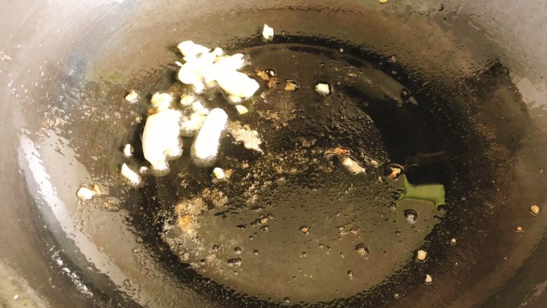 香煎鳕鱼片,倒掉锅里的油,留少许,开大火,放入姜葱白蒜头炒香。