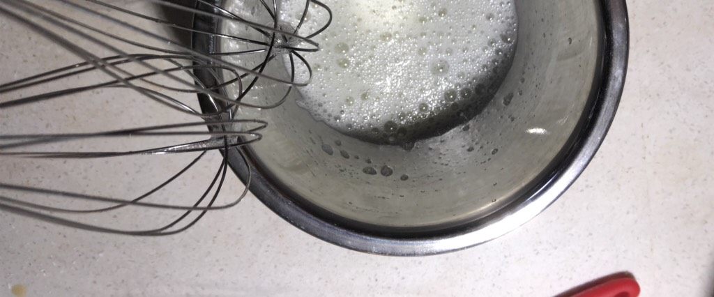 带你体验不一样的戚风蛋糕——橘汁姜味小戚风蛋糕,出现鱼眼泡加入1/3的糖继续打发。