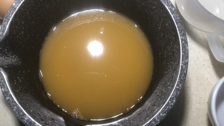 带你体验不一样的戚风蛋糕——橘汁姜味小戚风蛋糕,取250g橘子汁,烧开备用。