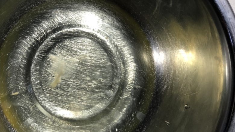 带你体验不一样的戚风蛋糕——橘汁姜味小戚风蛋糕,蛋白加入几滴柠檬汁,打发。