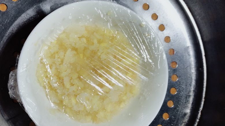 带你体验不一样的戚风蛋糕——橘汁姜味小戚风蛋糕,蒸制20分钟左右,出锅冷却备用。