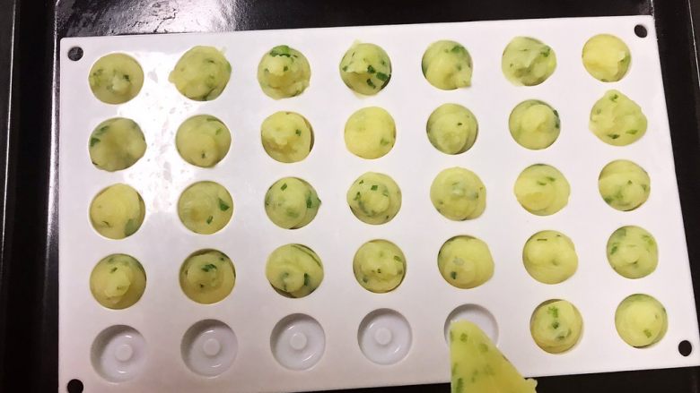 宝宝健康食谱 葱香土豆泥曲奇,在硅胶垫上挤入香葱土豆泥
