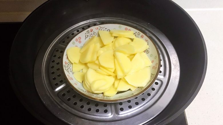 宝宝健康食谱 葱香土豆泥曲奇,把土豆盘放入蒸锅里