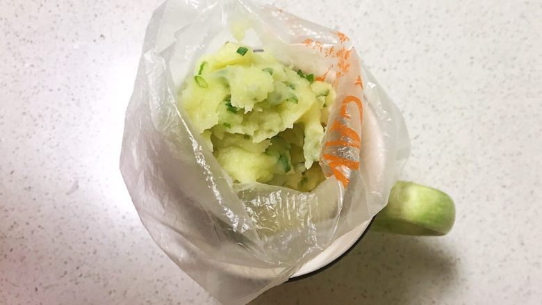 宝宝健康食谱 葱香土豆泥曲奇,把香葱土豆泥放入花裱袋里