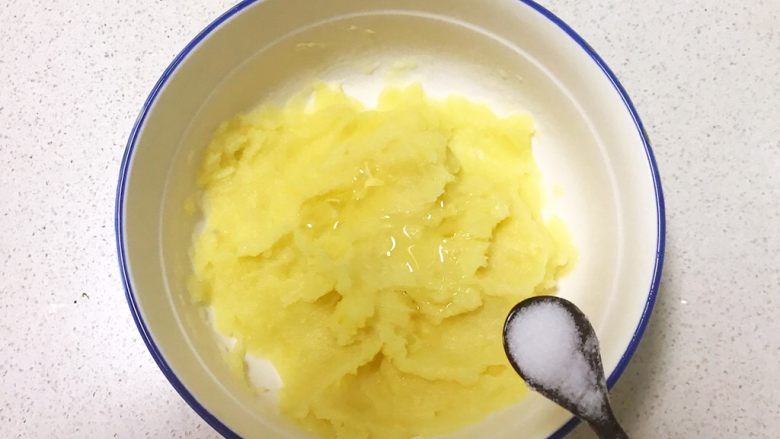 宝宝健康食谱 葱香土豆泥曲奇,加入2克精盐
