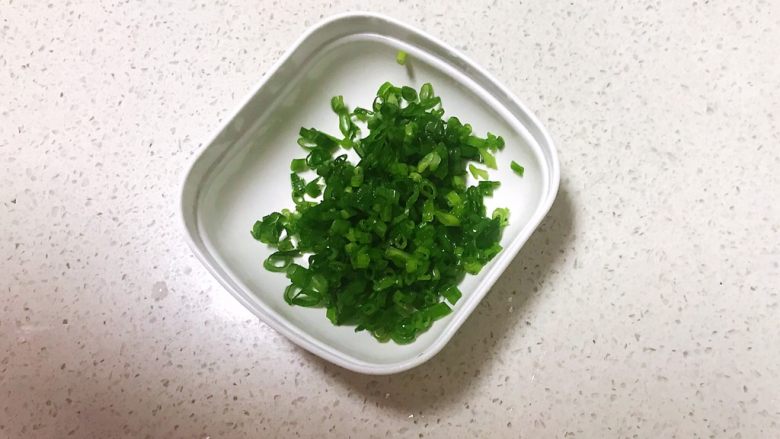 宝宝健康食谱 葱香土豆泥曲奇,把香葱叶切成末
