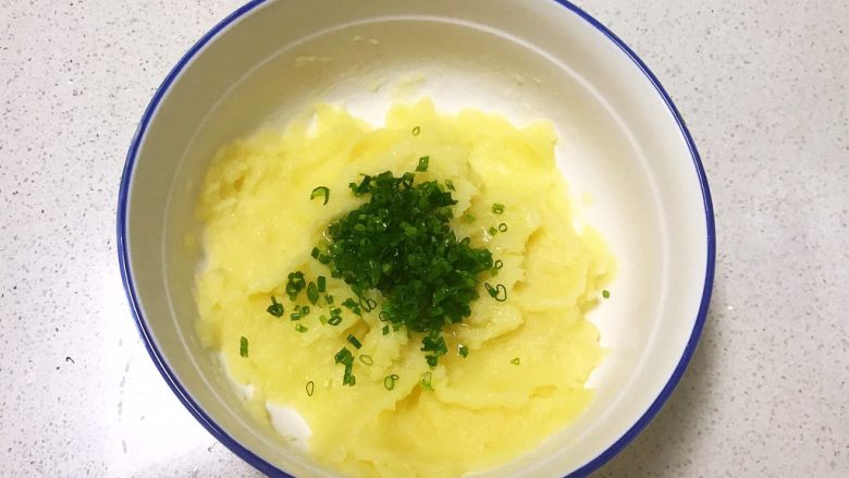 宝宝健康食谱 葱香土豆泥曲奇,加入香葱末
