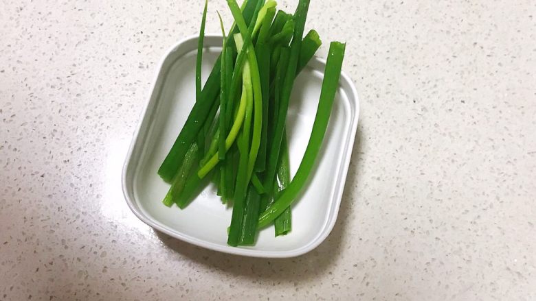宝宝健康食谱 葱香土豆泥曲奇,香葱叶清洗干净