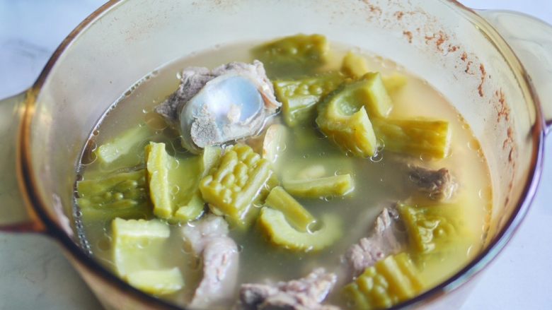 苦瓜黄豆大骨汤,煮熟后,加少许盐调味,苦瓜黄豆大骨汤就煮好啦