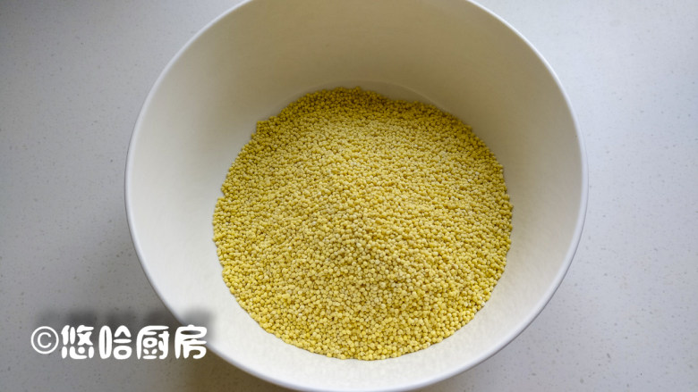 大黄米年糕,这是<a style='color:red;display:inline-block;' href='/shicai/ 8846'>大黄米</a>,打眼一看像小米,但是个头比小米大,而且有黏性。