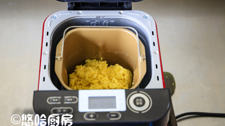 大黄米年糕,面包机做年糕,采用先蒸熟后搅拌的模式,中间打开看了一眼,已经开始搅拌。