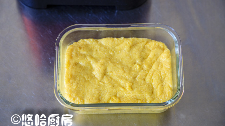 大黄米年糕,趁热将年糕取出,装入保鲜盒中彻底放凉。想吃热年糕的,这个时候就可以吃,勺子挖一块,蘸着<a style='color:red;display:inline-block;' href='/shicai/ 3729'>白糖</a>吃就行。