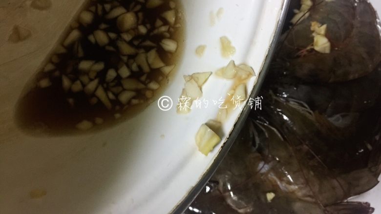 蒜蓉粉丝烤虾,腌虾容器中剩余的调料和酱汁全部均匀倒在虾身上