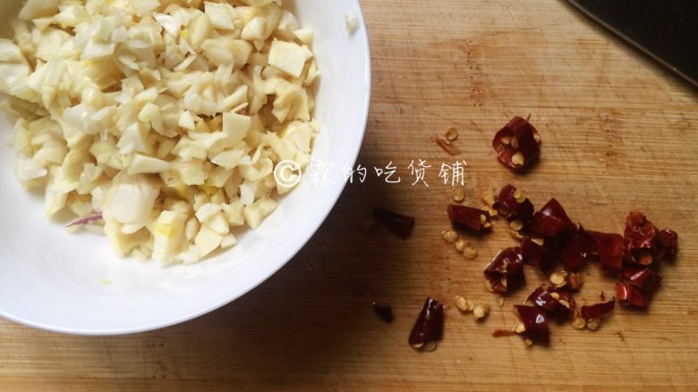 蒜蓉粉丝烤虾,蒜和辣椒,切成末。