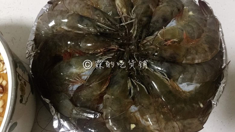 蒜蓉粉丝烤虾,再把虾挨个排好。