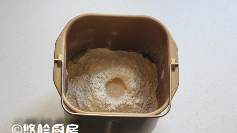 一键式白吐司&肉松三明治,在液体是上面放入面包粉,让面包粉覆盖住液体即可,在面粉的上面用手指戳个窝,放入1小勺干酵母。