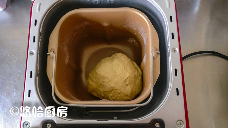 一键式白吐司&肉松三明治,面粉很快就揉成团,面包桶内很干净,不沾的内桶好用。