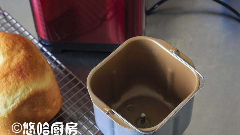 一键式白吐司&肉松三明治,倒扣出面包至网架上放凉,看桶内一点没粘,不过那搅拌刀卡在面包里了。