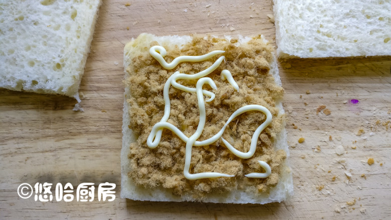一键式白吐司&肉松三明治,切片的吐司做早餐三明治最合适,白吐司切掉四边,一层铺肉松,挤上沙拉酱。