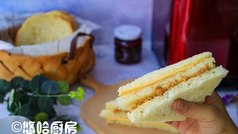 一键式白吐司&肉松三明治,早餐的三明治是不是很简单,做吐司不用自己动手,一份三明治连5分钟都用不了。